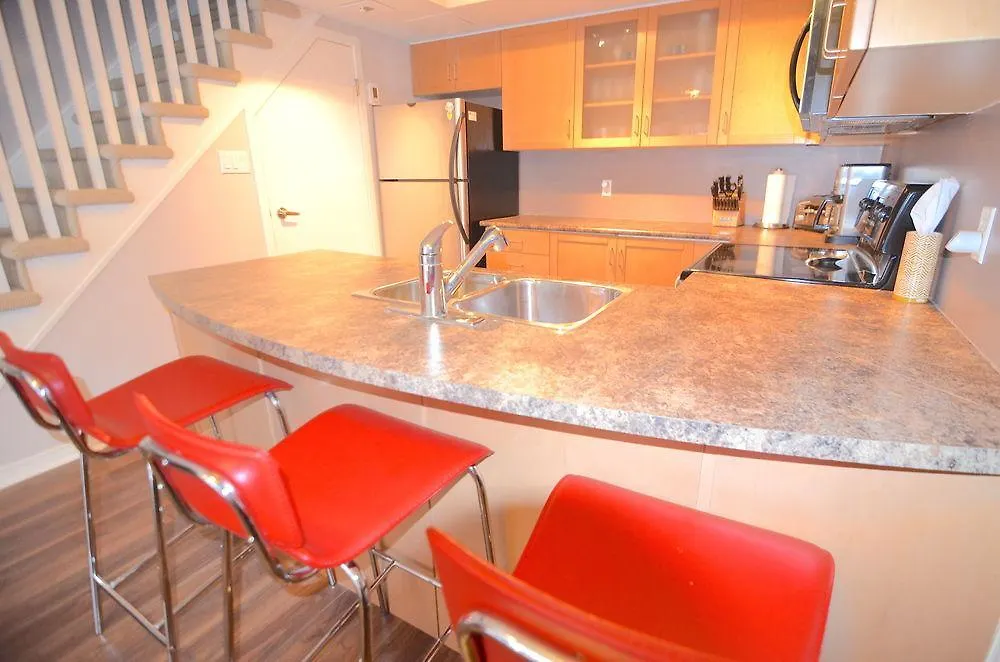 Toronto Escape - The Quartz Townhouse Apartment
