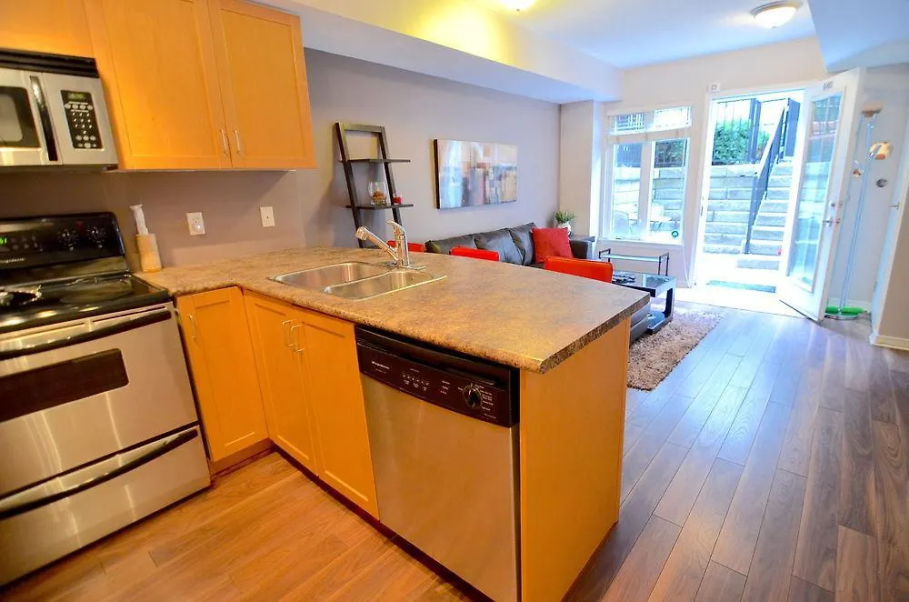 Toronto Escape - The Quartz Townhouse Apartment 0*,  Canada