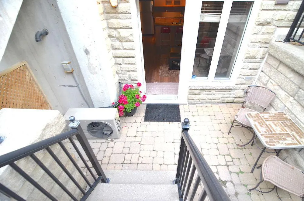 Toronto Escape - The Quartz Townhouse Apartment