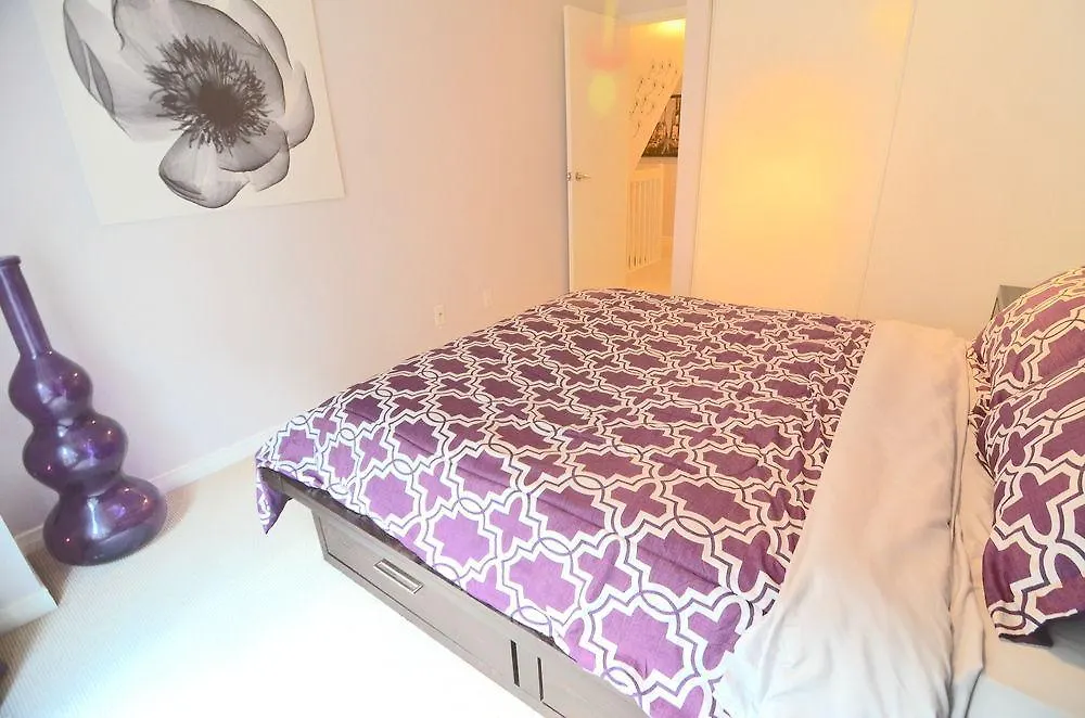 Toronto Escape - The Quartz Townhouse Apartment