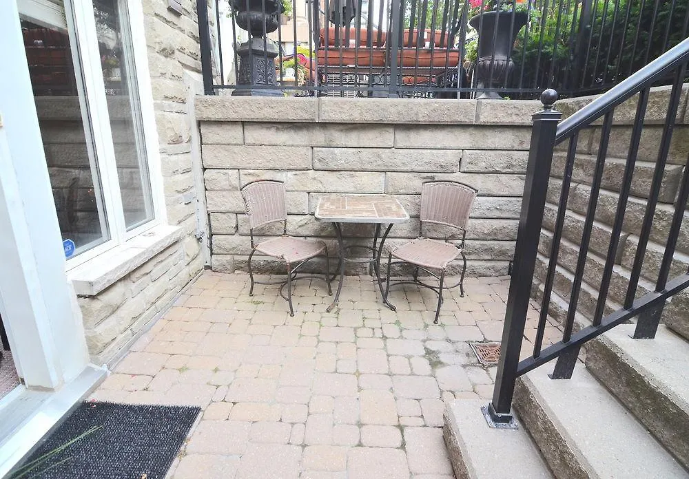 Toronto Escape - The Quartz Townhouse Apartment